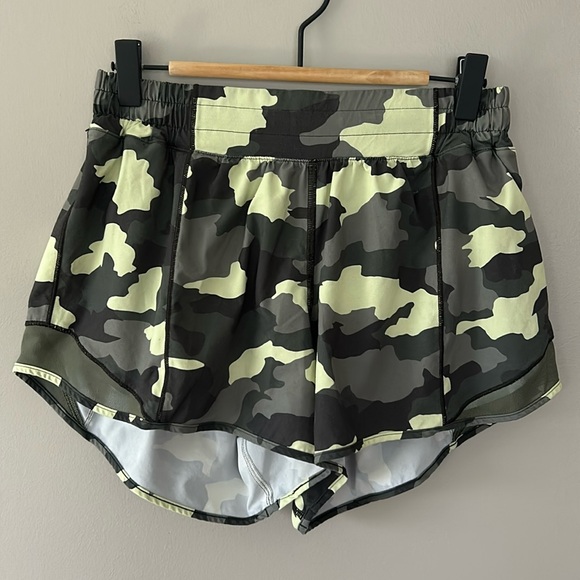 lululemon athletica Pants - Lululemon‎ Hotty Hot Short 4” sz 8 Heritage 365 Camo Crispin Green Multi/Olive